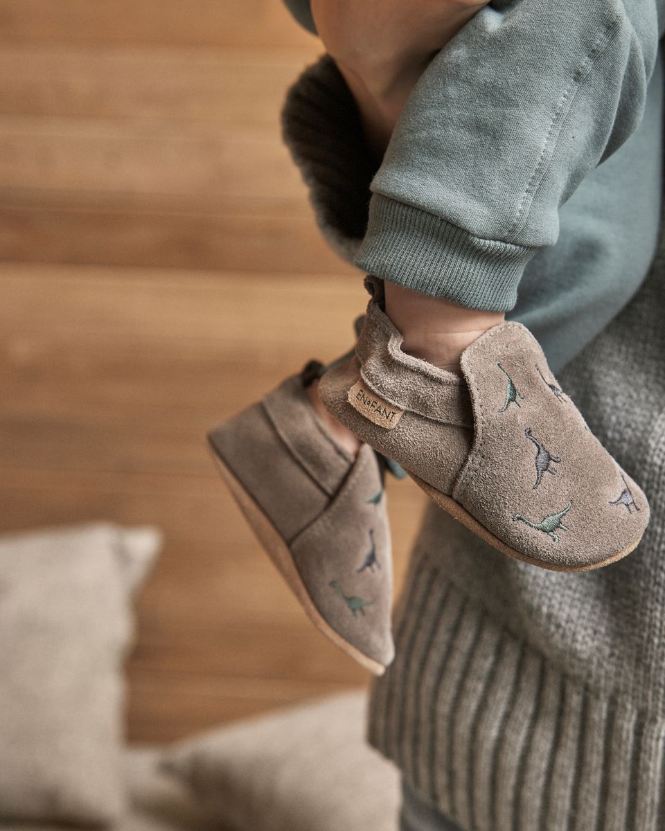 En Fant Semskede Tøfler Med Broderi Fungi